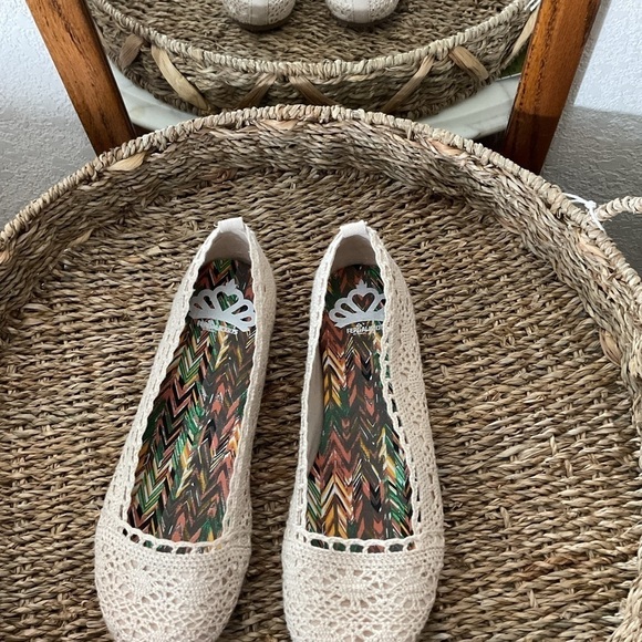 Fergalicious cream colored lacey flats are a perfect summer or springtime shoe - Picture 4 of 6